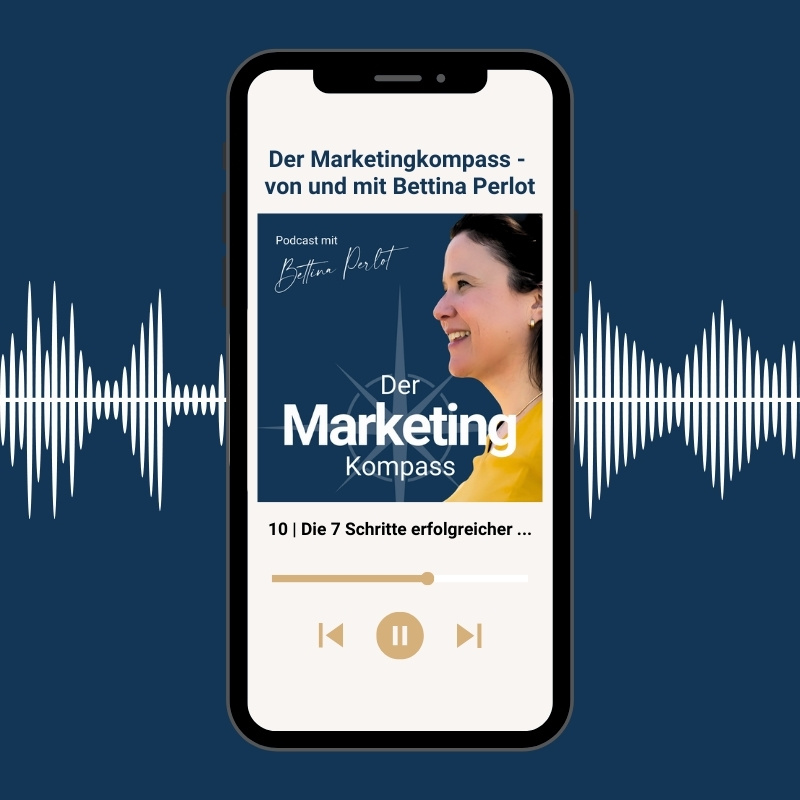Mockup zum "Der Marketingkompass - Marketing-Podcast mit Bettina Perlot" - Smartphone mit dem Ausschnitt, wie der Podcast abgespielt wird.